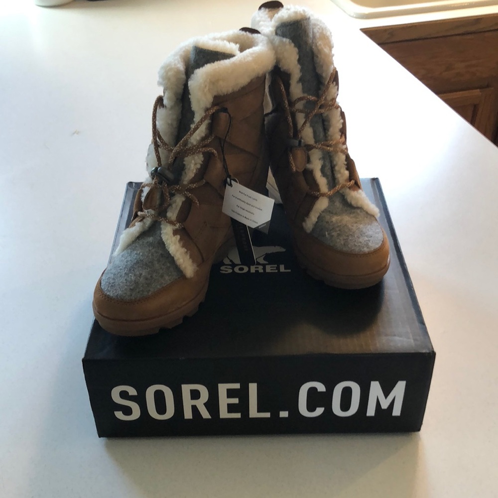 Brand New Sorel Joan of Arctic Wedge II Cozy Size 9, Waterproof & Lamb Fur lined